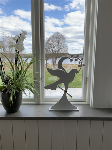 Fredsduva vit 50 cm i fönster